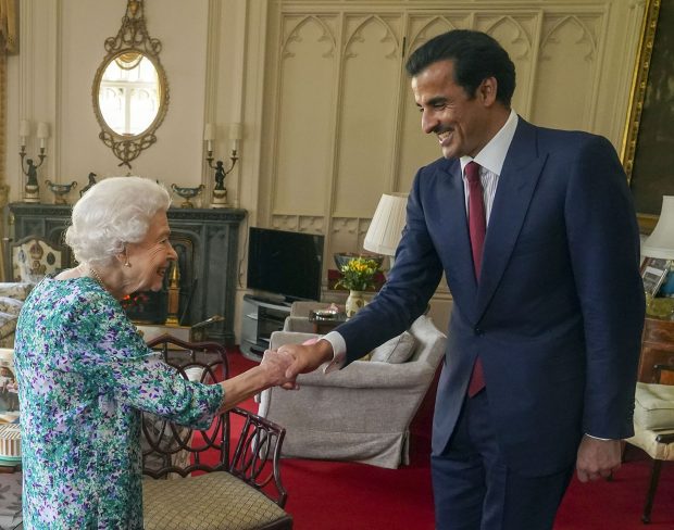 El Emir de Qatar con la Reina Isabel / Gtres