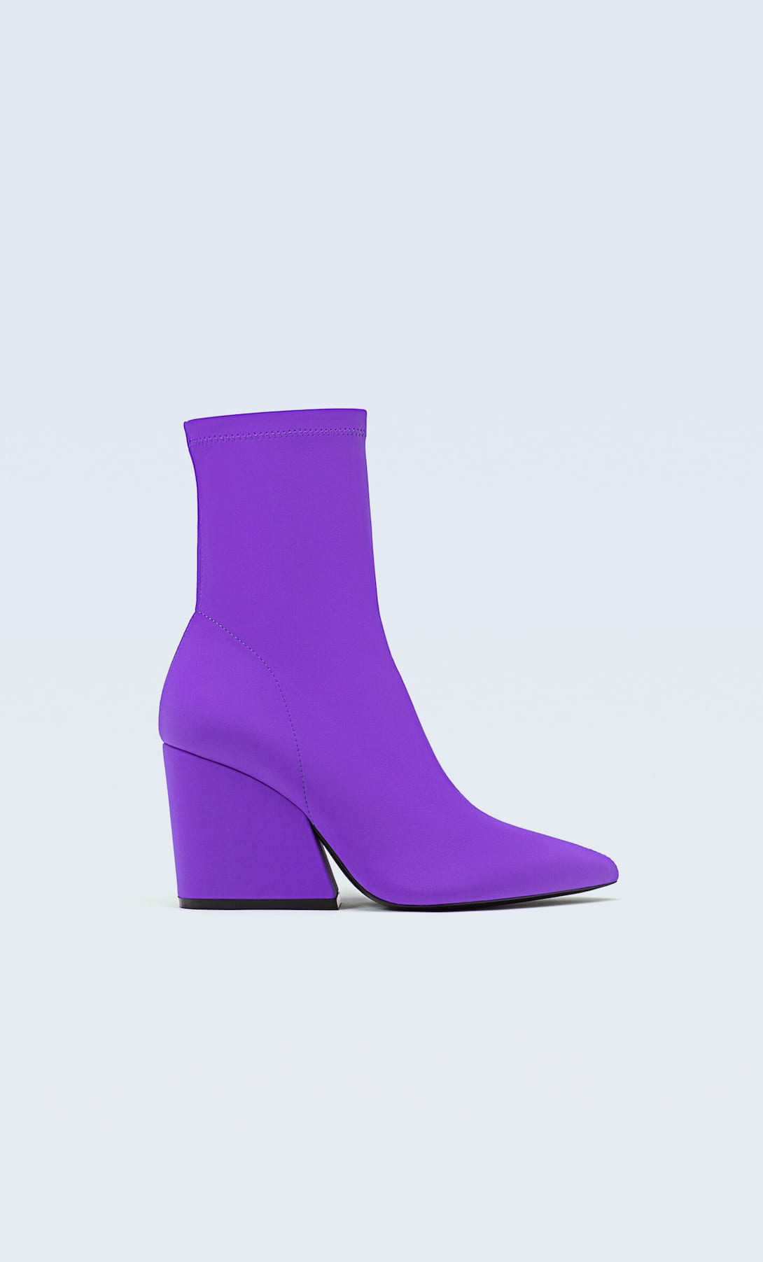 Estos botines morados de Stradivarius le darán color a tu look: cómodos y elegantes