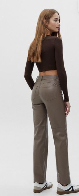 Pull&Bear is counting on Black Friday, these leather-effect pants cost less than €25