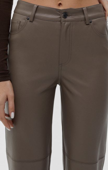 Pantalon efecto piel pull best sale and bear