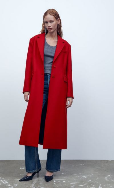 El abrigo rojo de Nochevieja que estiliza y abriga