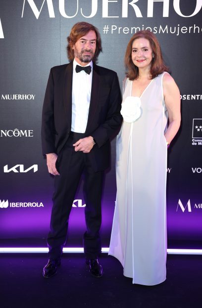 Santiago Pedraz y Lourdes Garzón en el photocall de los Premios Mujerhoy 2022 / Gtres