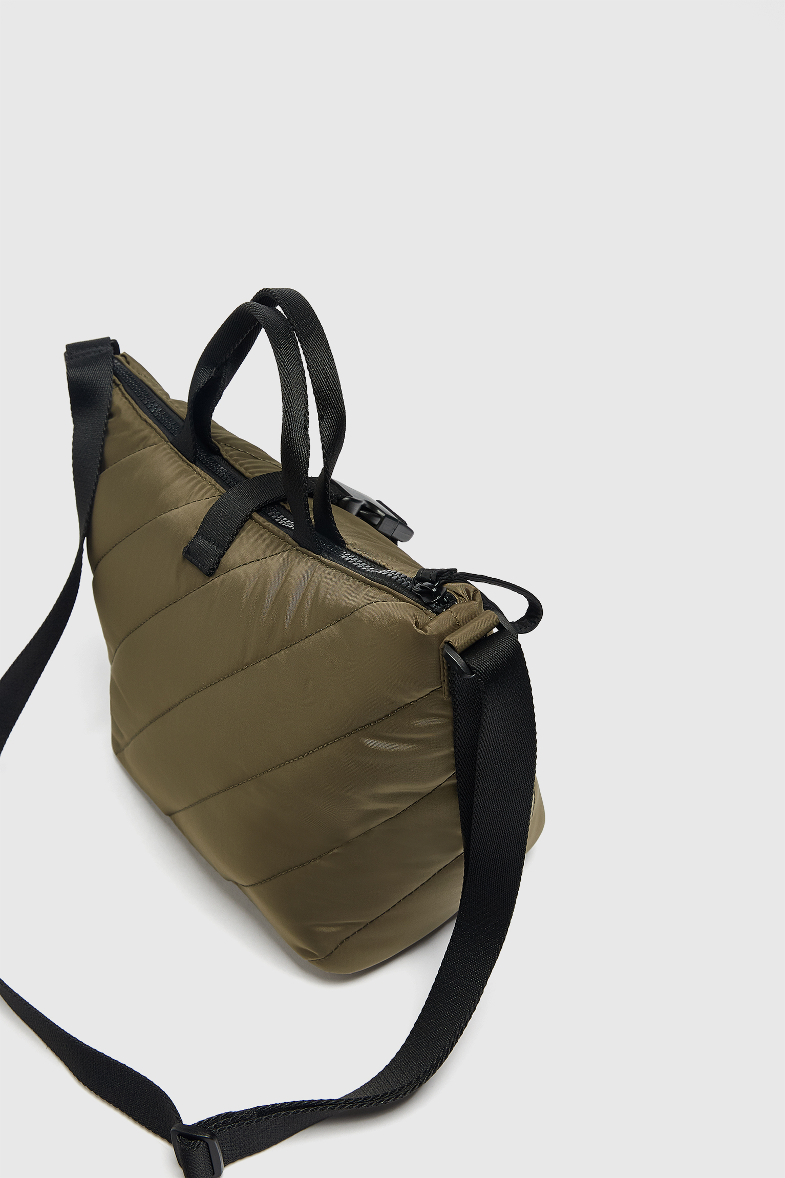 La lunch bag de Pull&Bear que no puedes dejar perder este Black Friday: el bolso-nevera perfecto para la oficina