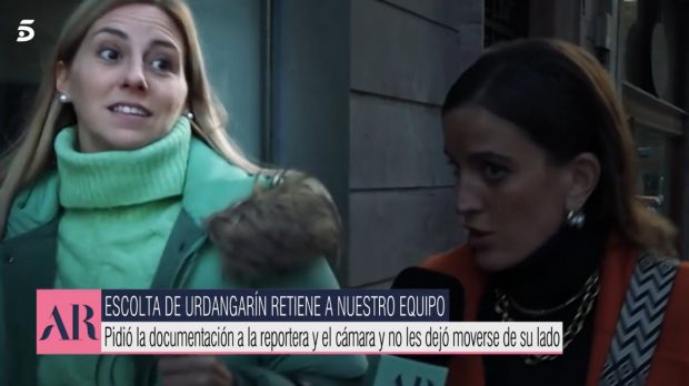 Ainhoa Armentia, junto a una reportera de El programa de Ana Rosa / Mediaset