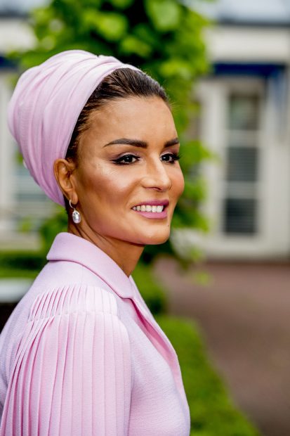 Mozah bint Nasser al-Missned in pink / Gtres