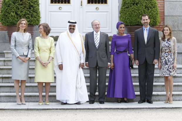 Mozah bint Nasser al-Missned with the Spanish Royal Family / Gtres