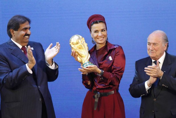 Mozah bint Nasser al-Missned con una copa / Gtres