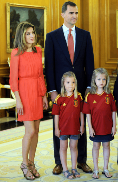 Felipe y Letizia, con Leonor y Sofía vestidas de España / Gtres