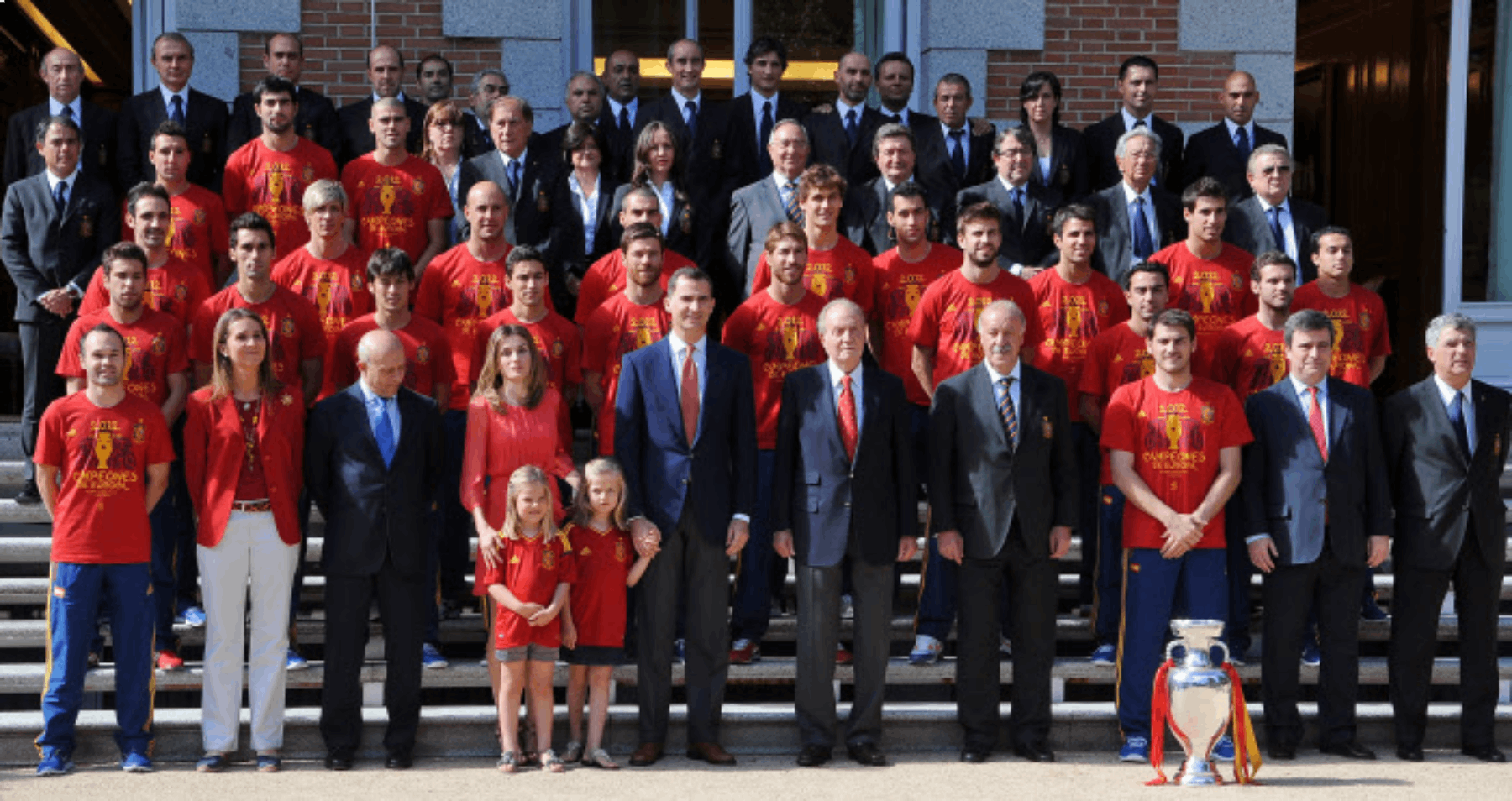 The King and Queen of Spain and the emeritus, with the World Champion Team in 2010 / Gtres