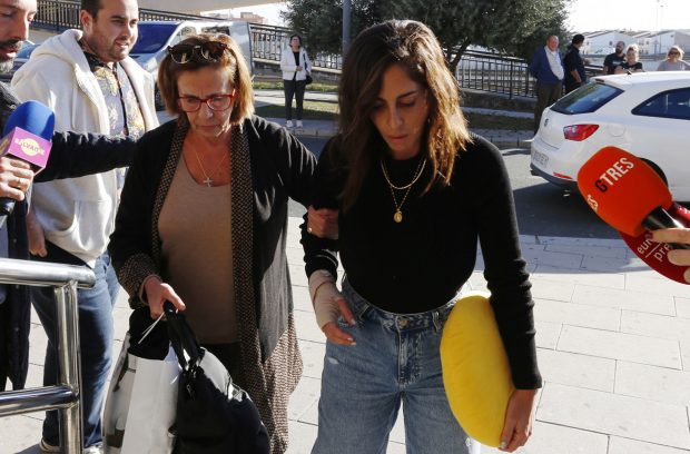 Anabel Pantoja con su madre, Merchi, en Sevilla / Gtres