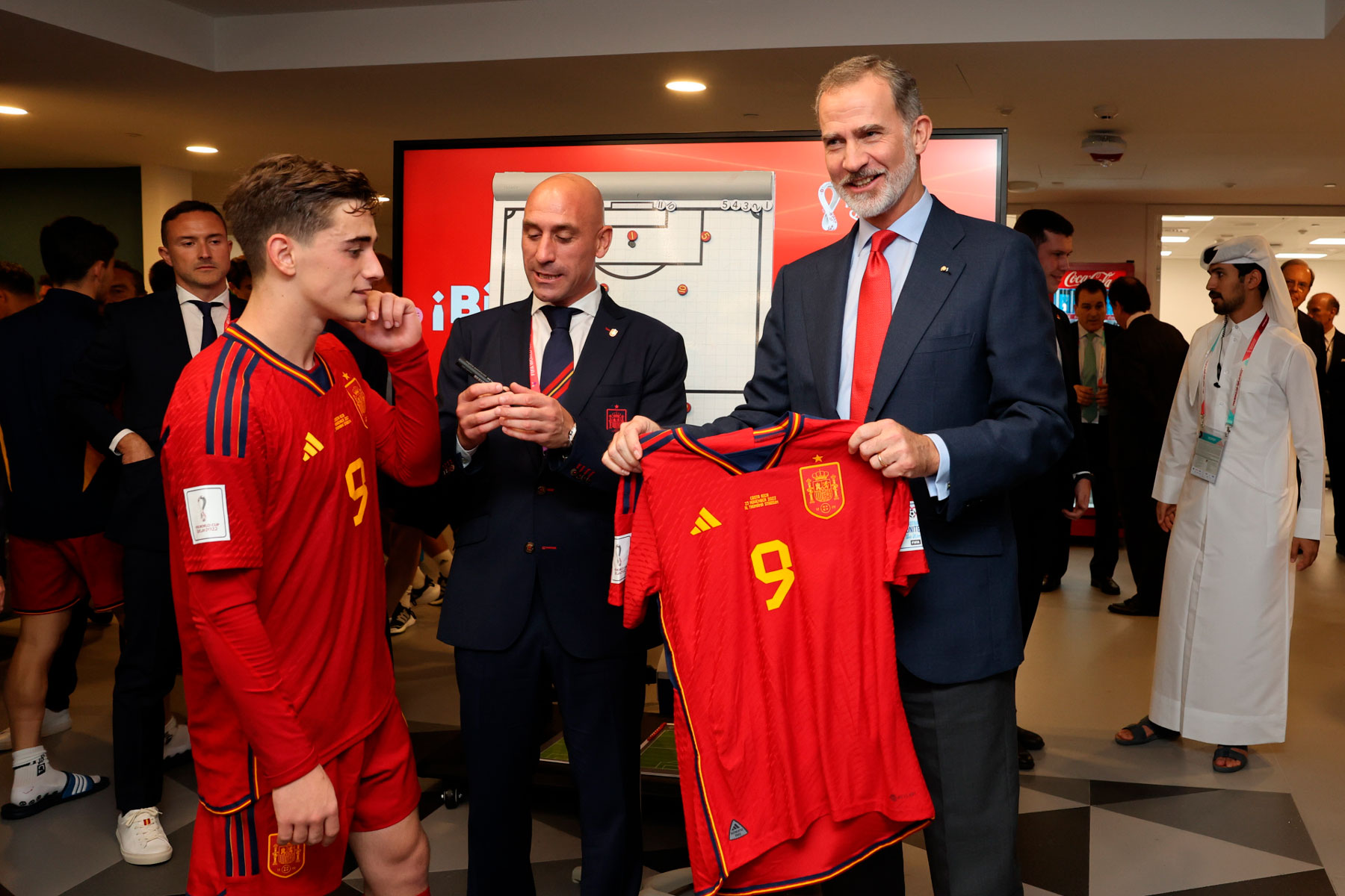 Gavi le regala a Felipe VI una camiseta de la Selección Española / Gtres