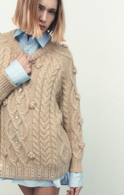This Zara sweater is sweeping: it goes with everything and with different looks