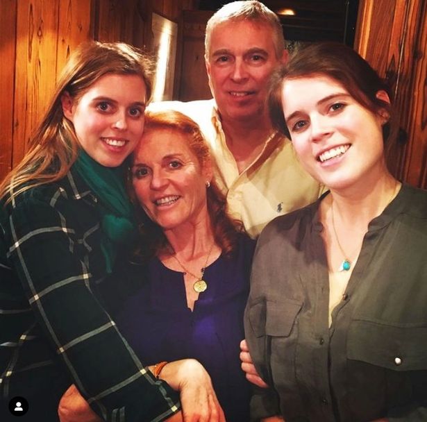 Sarah Ferguson, junto al príncipe Andrés y sus hijas / Instagram: @sarahferguson15