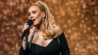 Así es el vestido de terciopelo negro de Schiaparelli que lució Adele