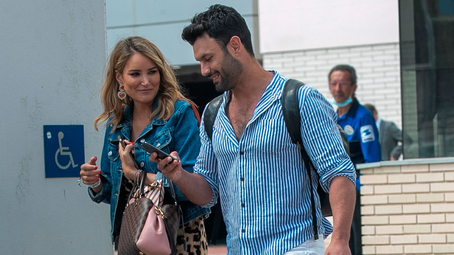 Alba Carrillo y Jorge Pérez, caminando por Madrid.