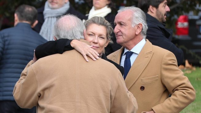 Rodrigo y Patricia Rato abrazándose en el funeral de María Ángeles.