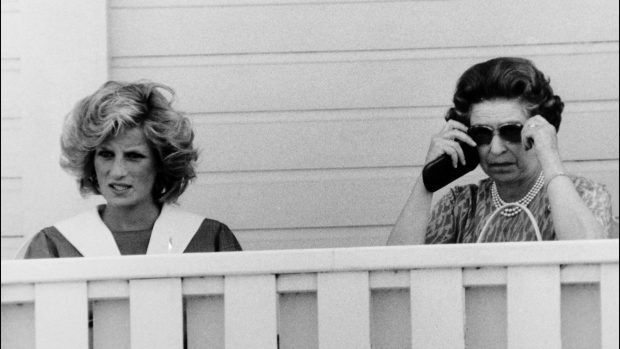 Lady Di junto a la Reina Isabel II en 1984 / Gtres