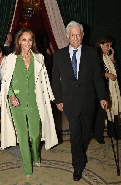 Mario Vargas Llosa e Isabel Preysler sonriendo / Gtres