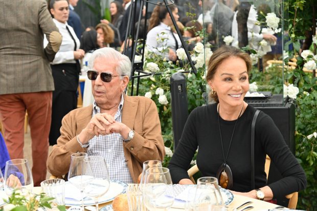 Mario Vargas Llosa e Isabel Preysler en un evento / Gtres