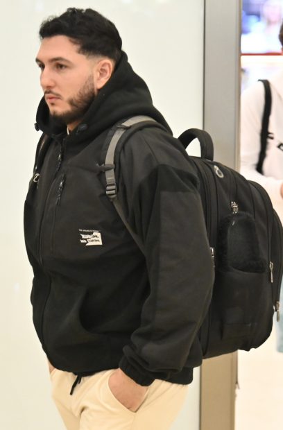 Omar Montes en el aeropuerto de Madrid / Gtres