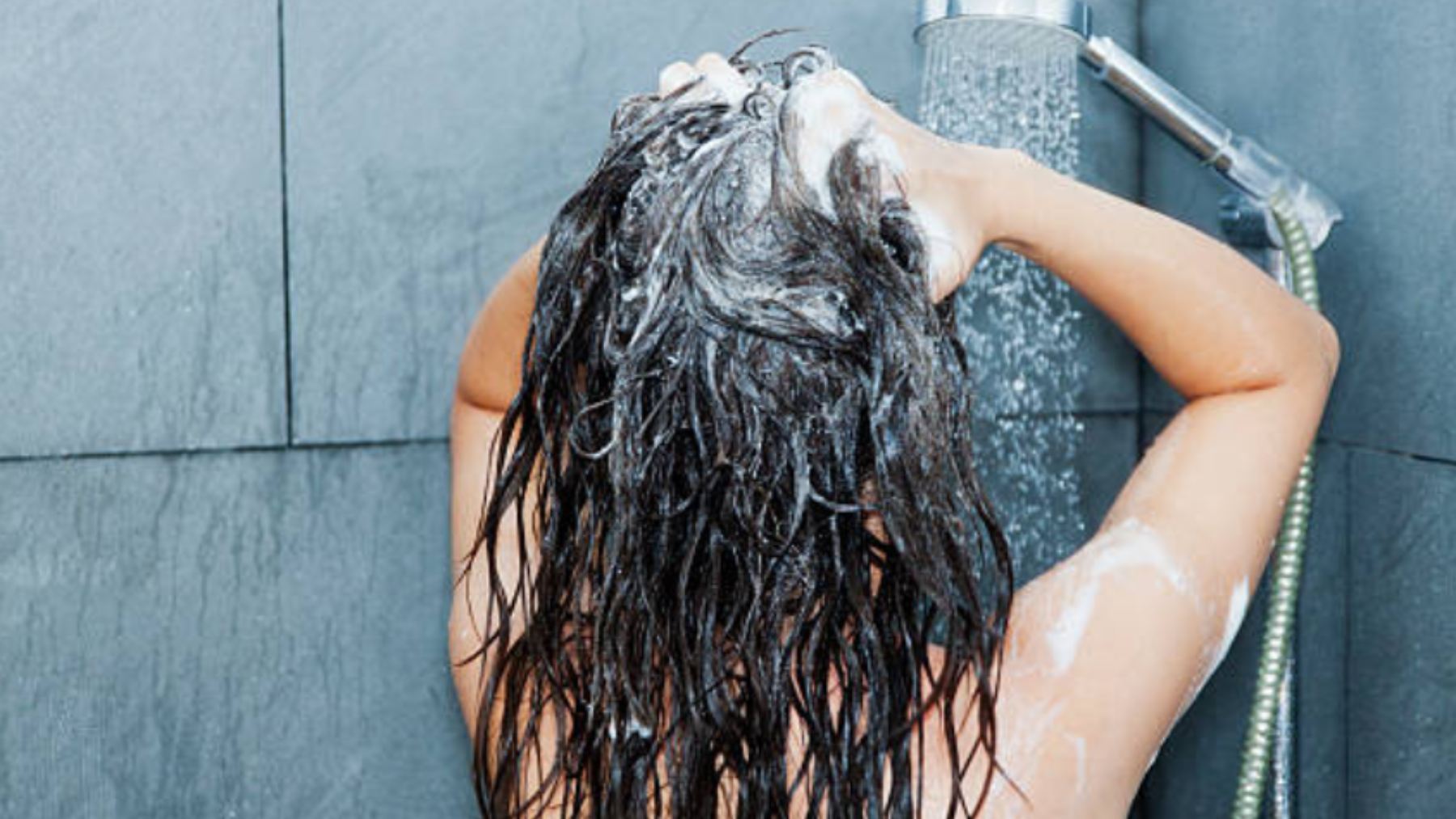 Soy peluquero y si aplicas este sencillo truco al lavarte el pelo te va a crecer más rápido de forma natural