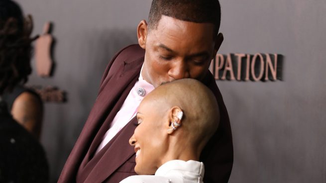 Will Smith besando a Jada Pinkett en un photocall / Gtres