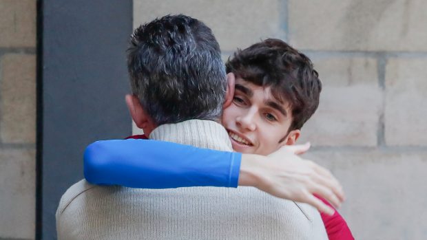 Pablo Urdangarin abrazando a su padre.