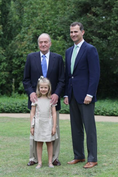 El Rey Felipe junto a don Juan Carlos y la Princesa Leonor / Gtres