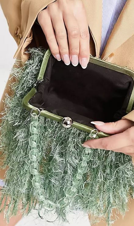 ¡No te puedes quedar sin este bolso de Asos! Le dará un toque de luz a tu look de Navidad