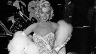 Los vestidos de Zara que puedes combinar con guantes, al más puro estilo Marilyn Monroe