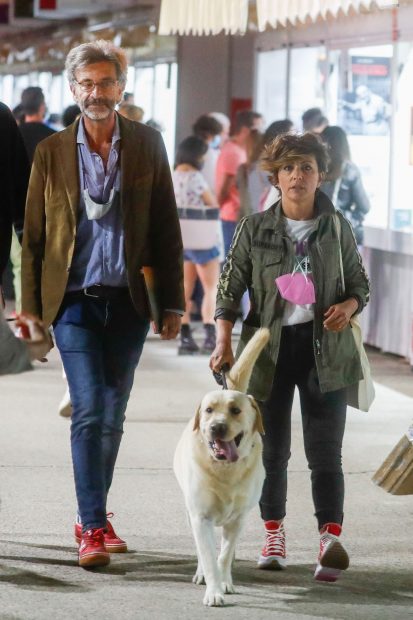 Sonsoles Ónega junto a César Vidal paseando a un perro / Gtres