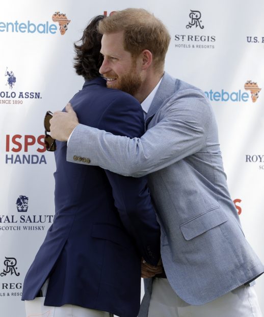 El príncipe Enrique y Nacho Figueras dándose un abrazo / Gtres