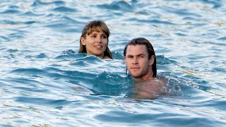 Chris Hemsworth y Elsa Pataky dándose un baño en el mar / Gtres