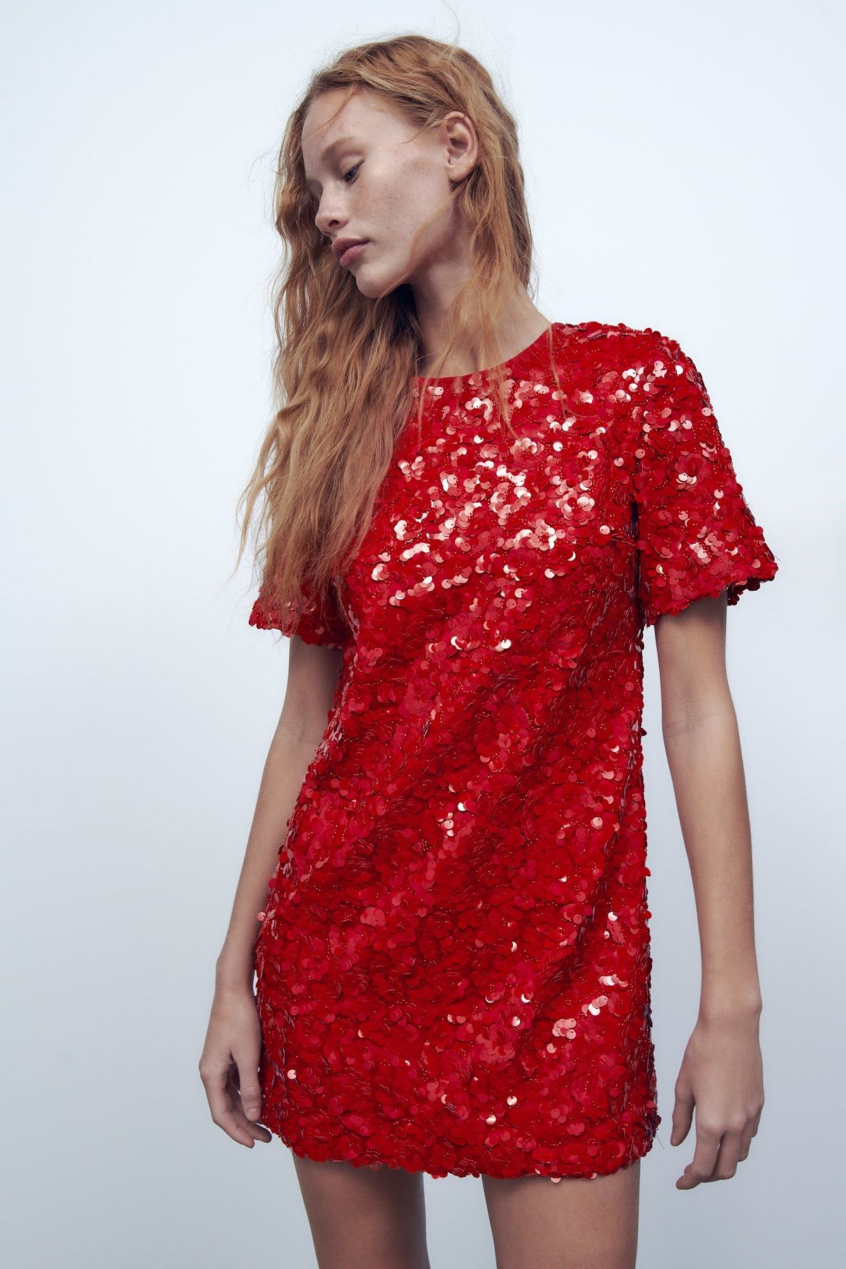 Vestido corto rojo de lentejuelas, con cuello redondo y manga corta, de Zara / Zara