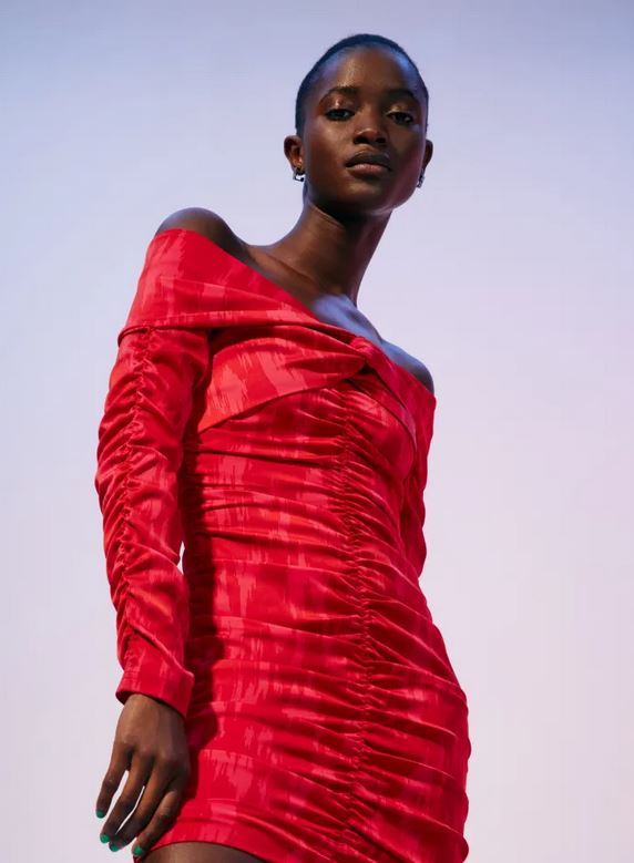 Si quieres estrenar una prenda roja para estas navidades, este vestido de H&M es ideal