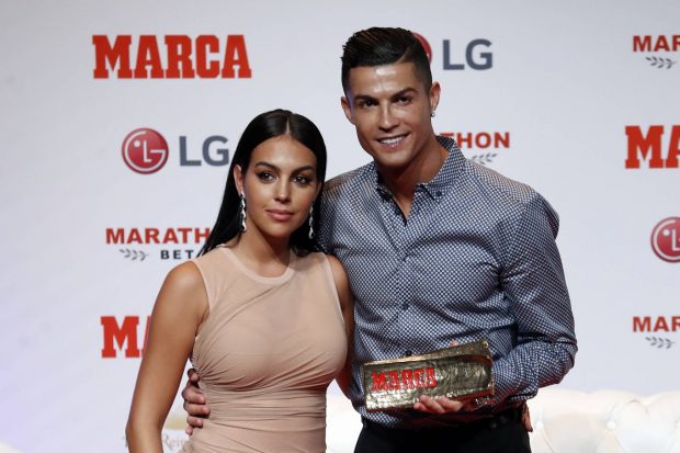 Cristiano Ronaldo y Georgina posando en un photocall / Gtres