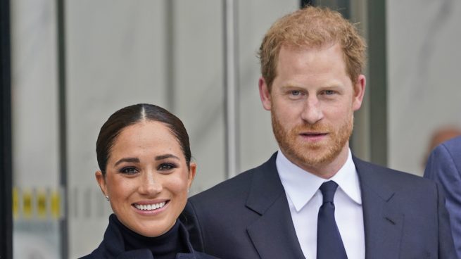 Meghan Markle y el príncipe Enrique posando / Gtres