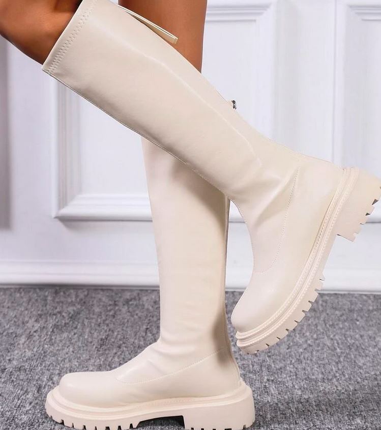 Shein tiene las botas altas blancas que arrasan en el instagram de Teresa Bass