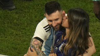 Messi y su mujer en Qatar. / Gtres