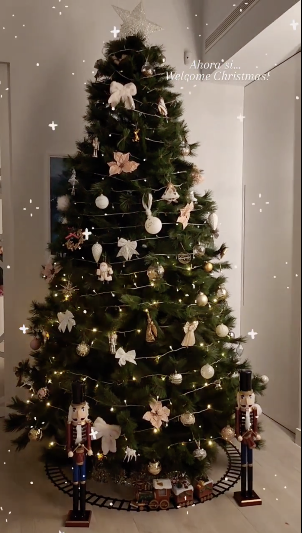 Árbol de Navidad de Paula Echevarría. / Stories @pau_eche