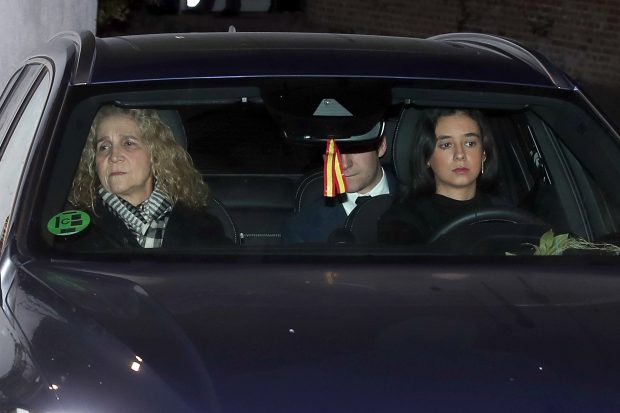 La Infanta Elena y Victoria Federica en un coche / Gtres