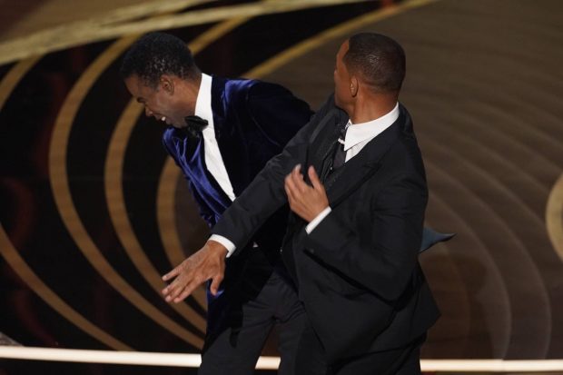 Will Smith pegando a Chris Rock en los Premios Oscar 2022 / Gtres