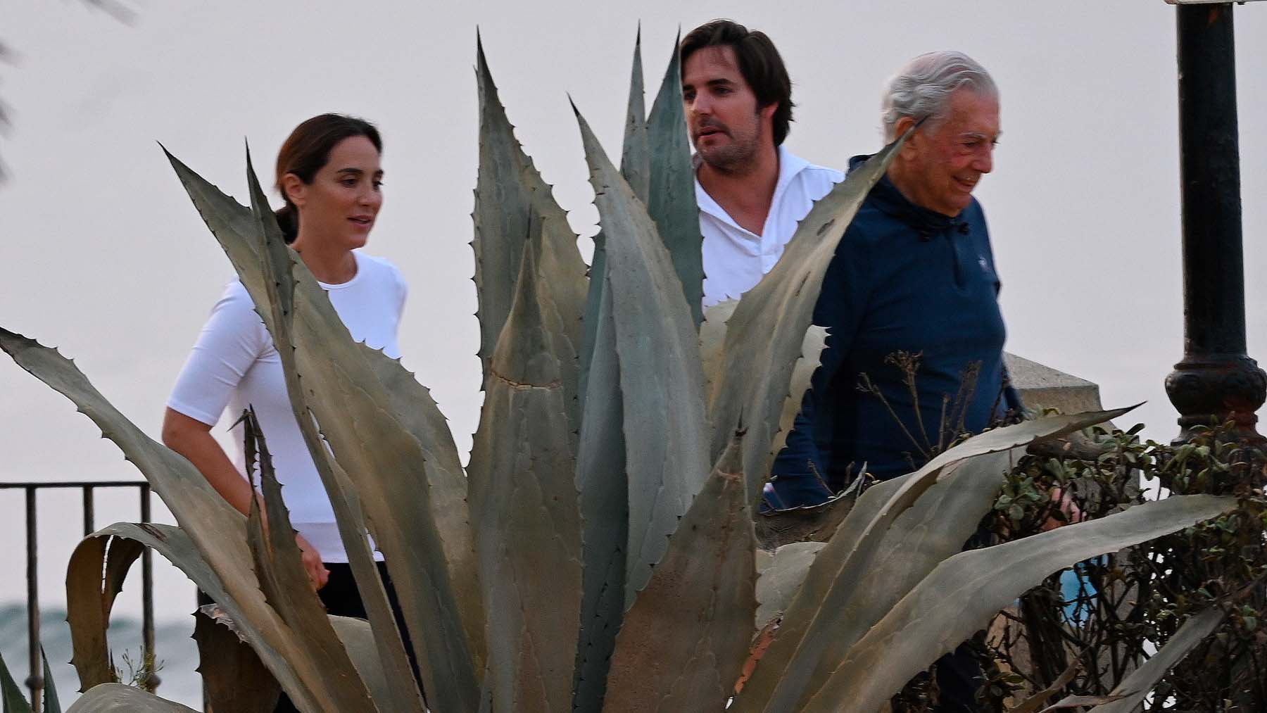 Tamara Falcó con Hugo Arévalo y Vargas Llosa en Marbella / Gtres