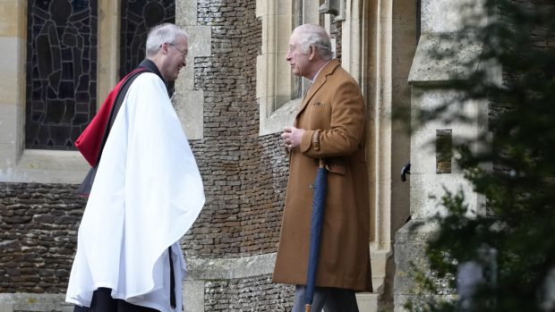 Carlos III hablando con el párroco tras la misa de Navidad / Gtres