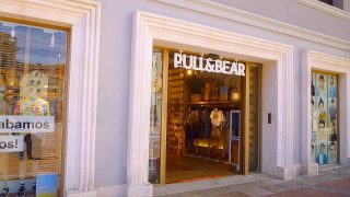 La influencer Marta Riumbau viraliza los pantalones red de Pull&Bear
