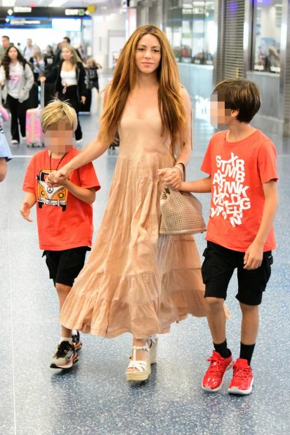 Shakira con sus hijos en el aeropuerto de Miami / Gtres