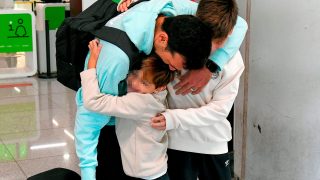 Lionel Scaloni se abraza a sus hijos, en Mallorca / Gtre