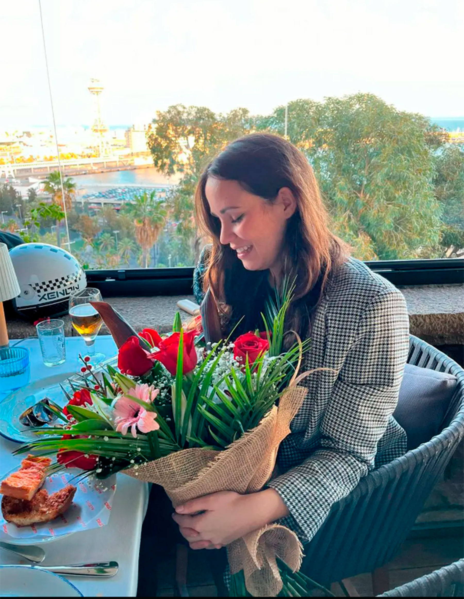 Carolina Monje, con su ramo de flores / Instagram
