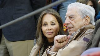 Isabel Preysler y Mario Vargas Llosa hablando en una plaza de toros