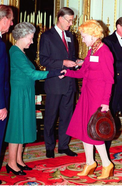 Vivienne Westwood e Isabel II en 1992 / Gtres